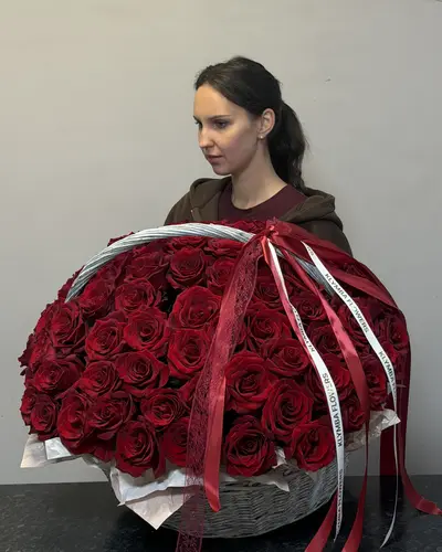 81 красная Роза в корзине