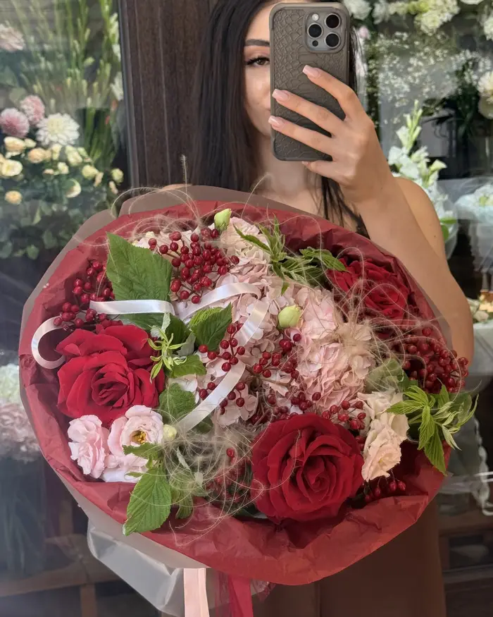 Яркий букет с красными розами